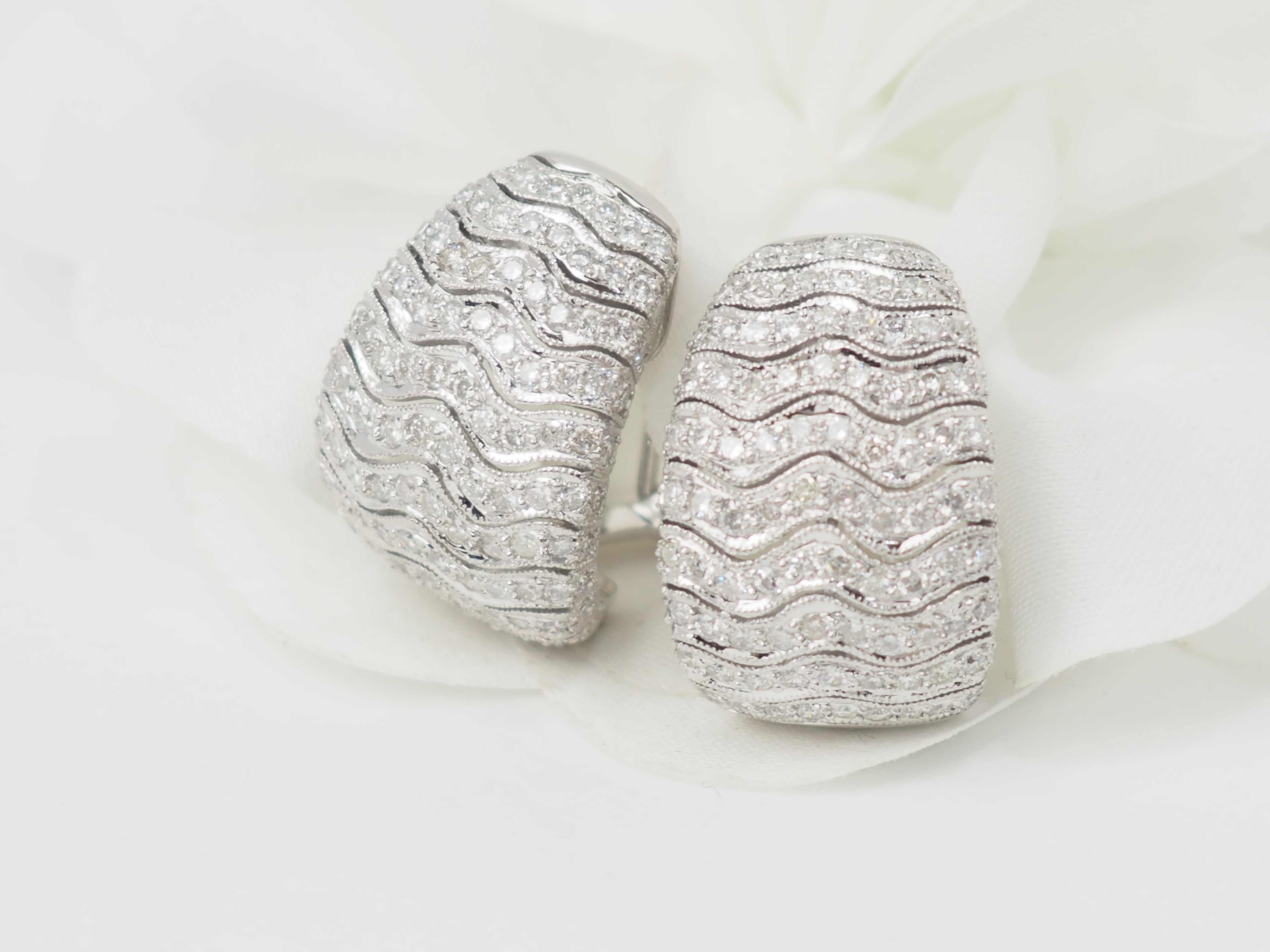 Boucles d'oreilles importantes en or blanc et pavage de diamants