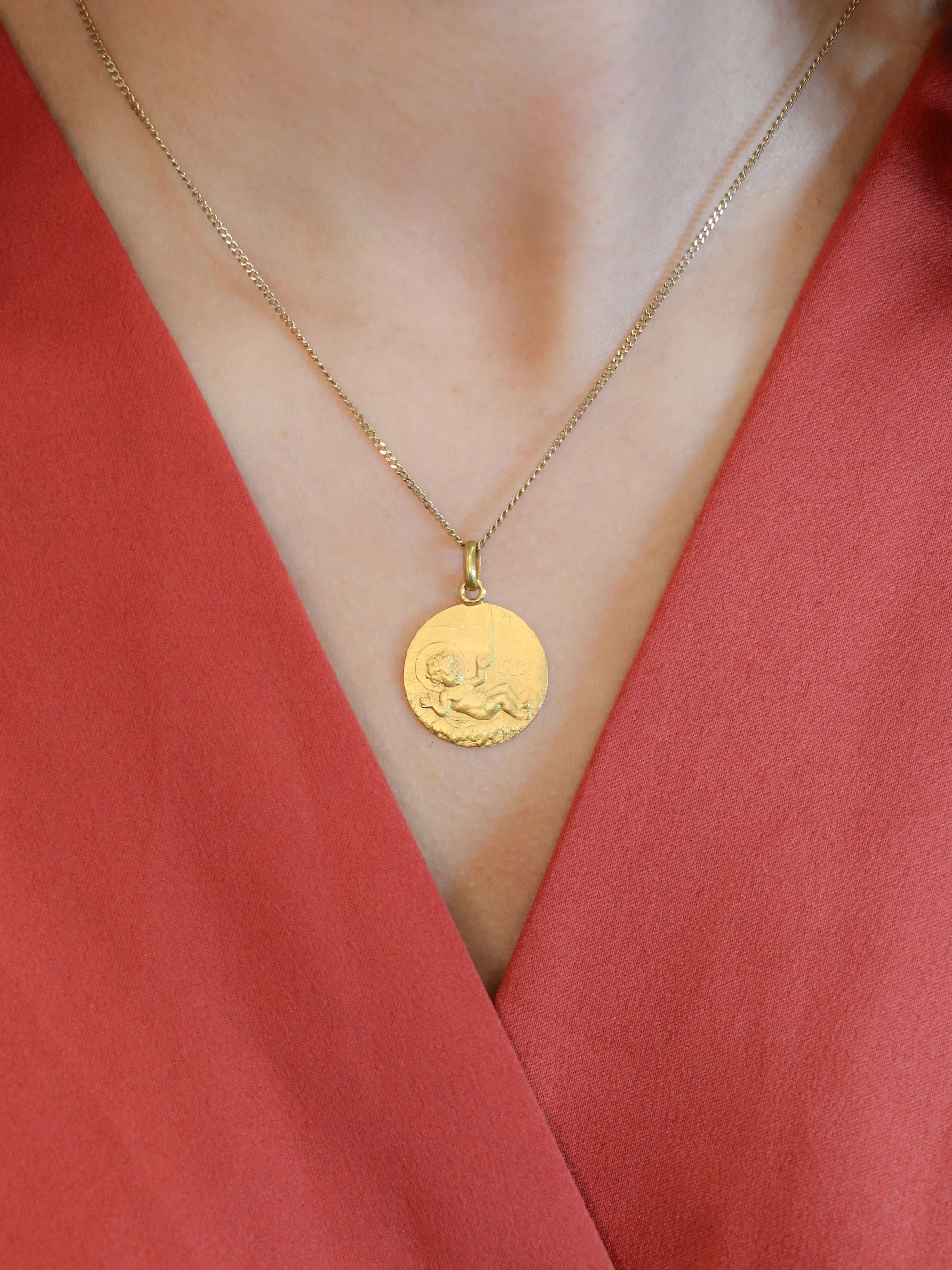 Pendentif religieux vintage Jésus nouveau né or jaune