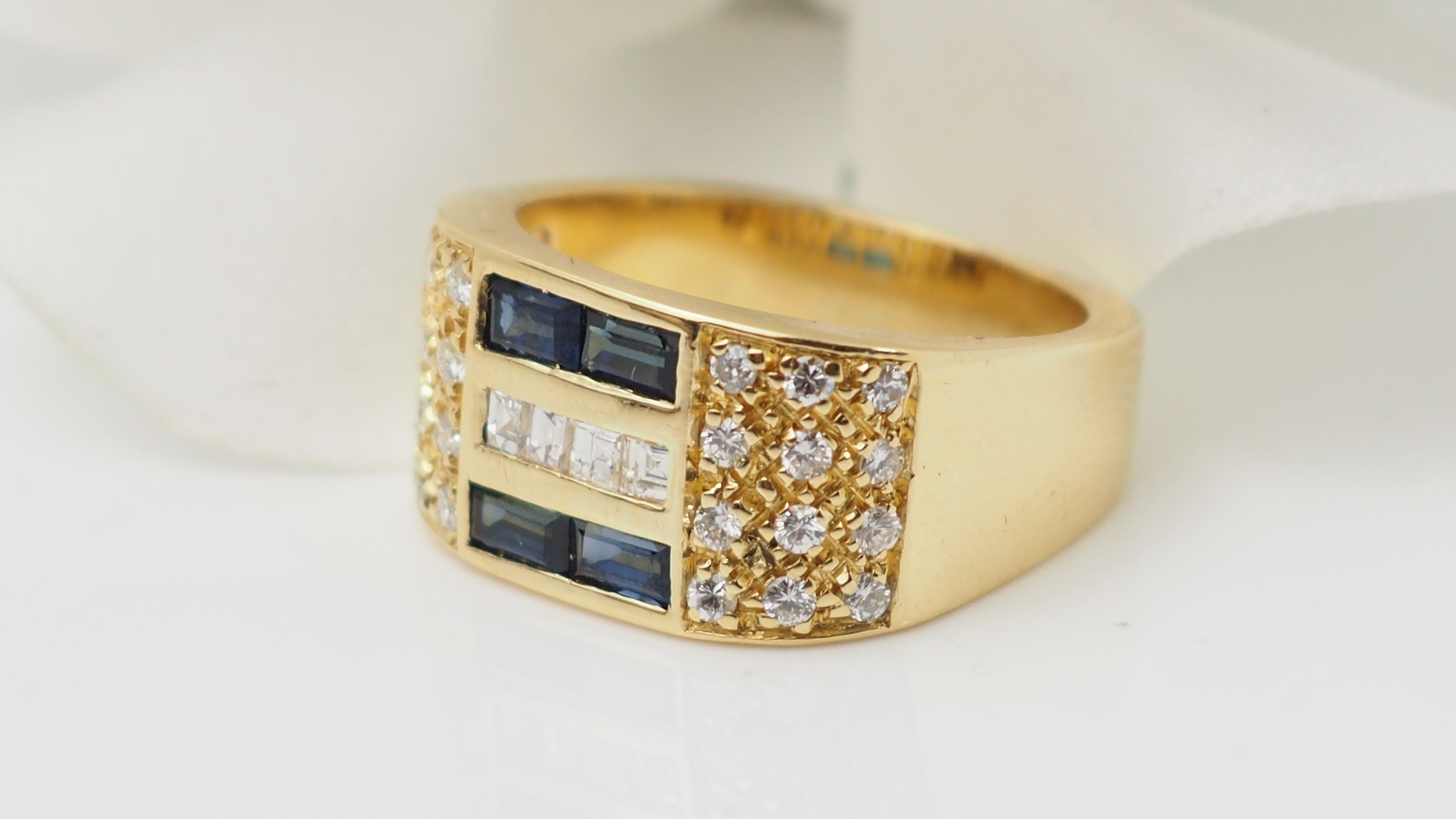 Bague en or jaune, diamants et saphirs