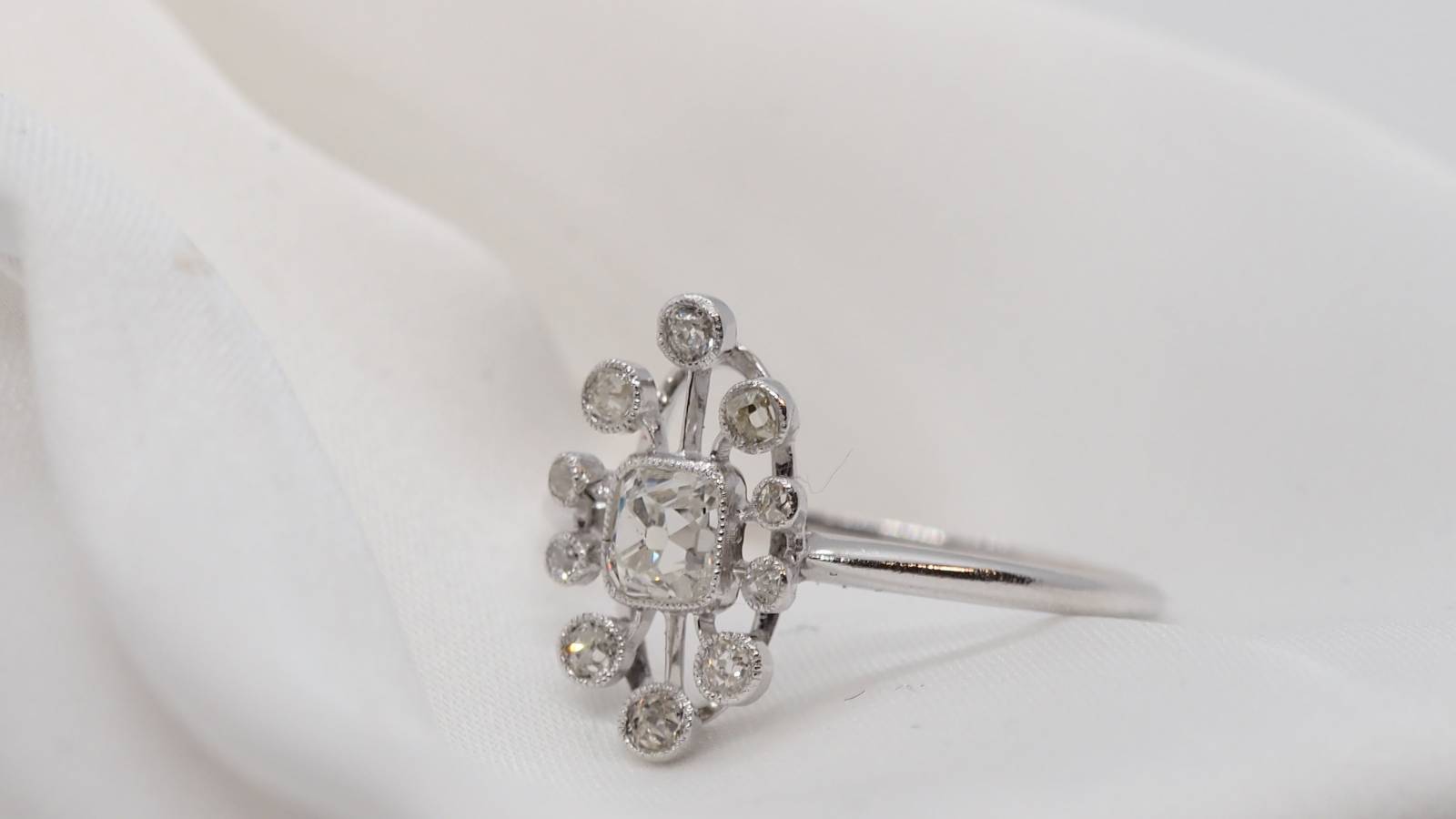 Bague ancienne en or gris et diamants