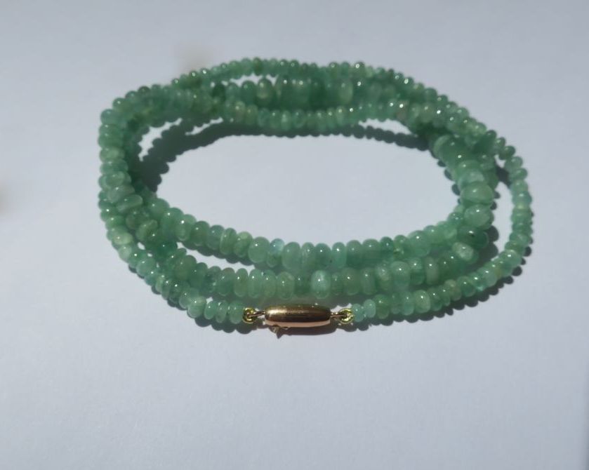 Collier perles émeraudes naturelles