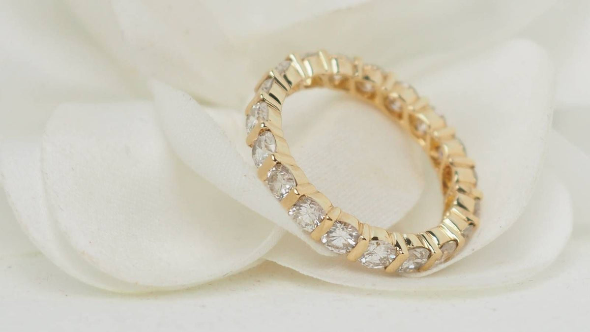 Alliance américaine en or jaune et diamants