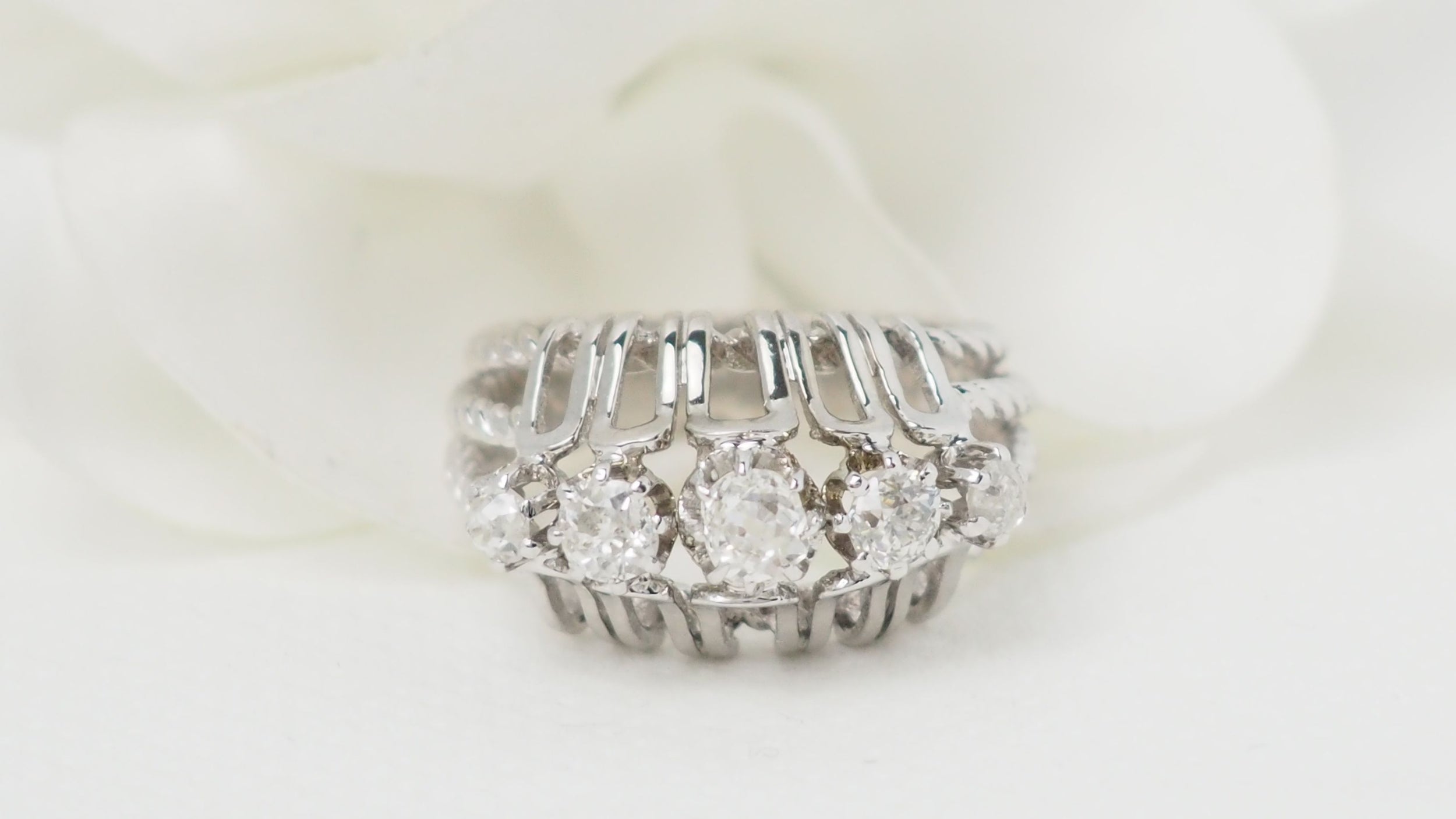 Art Deco ring in white gold and platinum, diamonds 