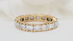 Full circle wedding ring in yellow gold and diamonds 