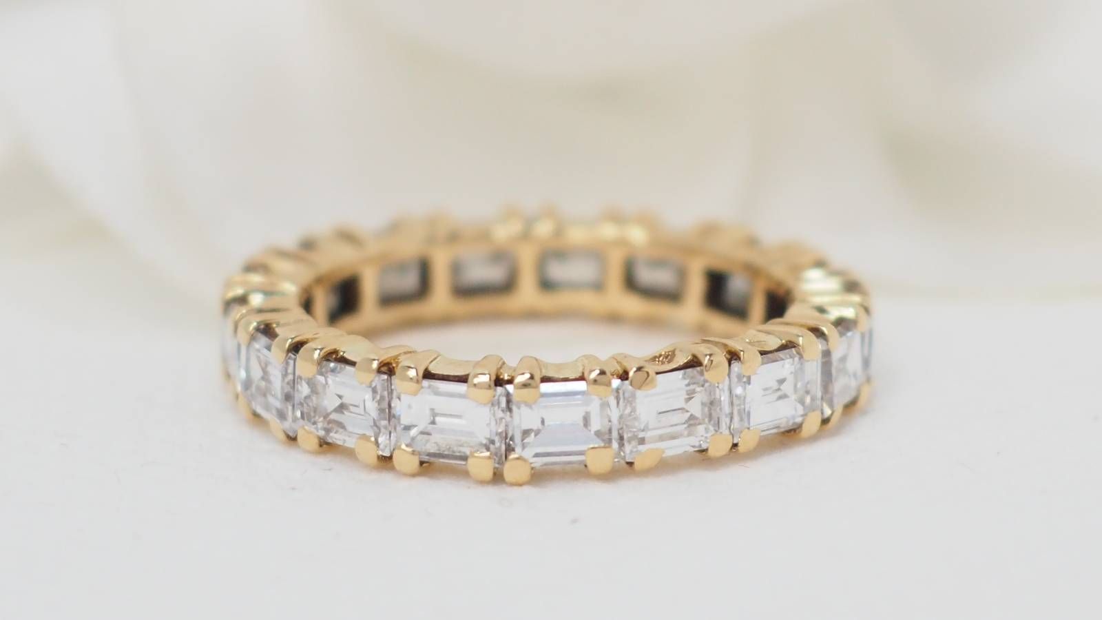 Full circle wedding ring in yellow gold and diamonds 