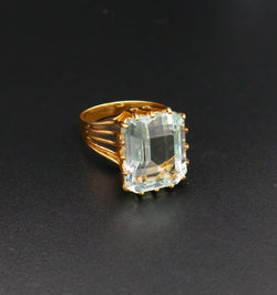 Bague Sertie d'Une Aigue Marine, Or Jaune 18 Carats.