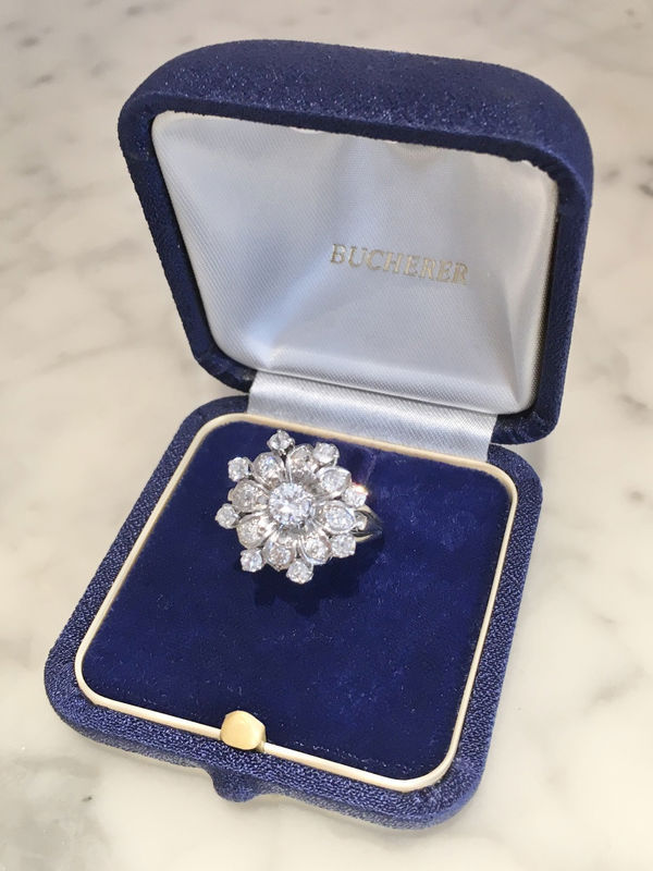 BUCHERER Bague florale en or blanc et diamants