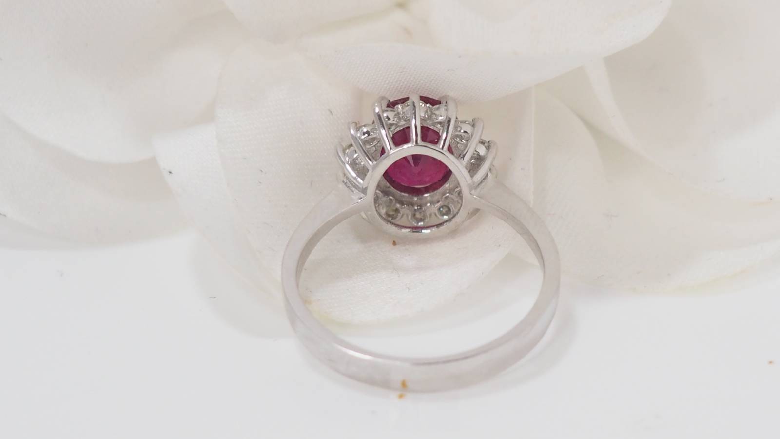 Bague en or blanc, rubis 2cts et diamants