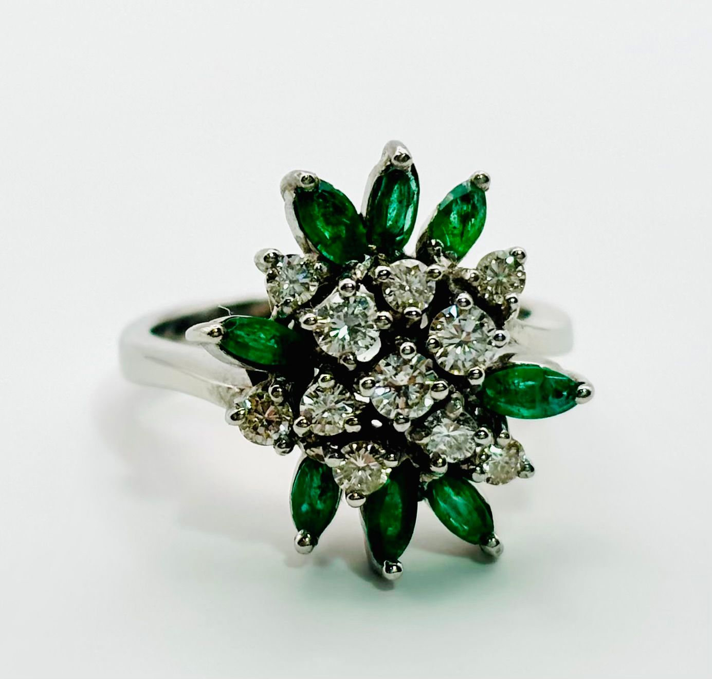 ANILLO EN ORO CON ESMERALDAS Y DIAMANTES