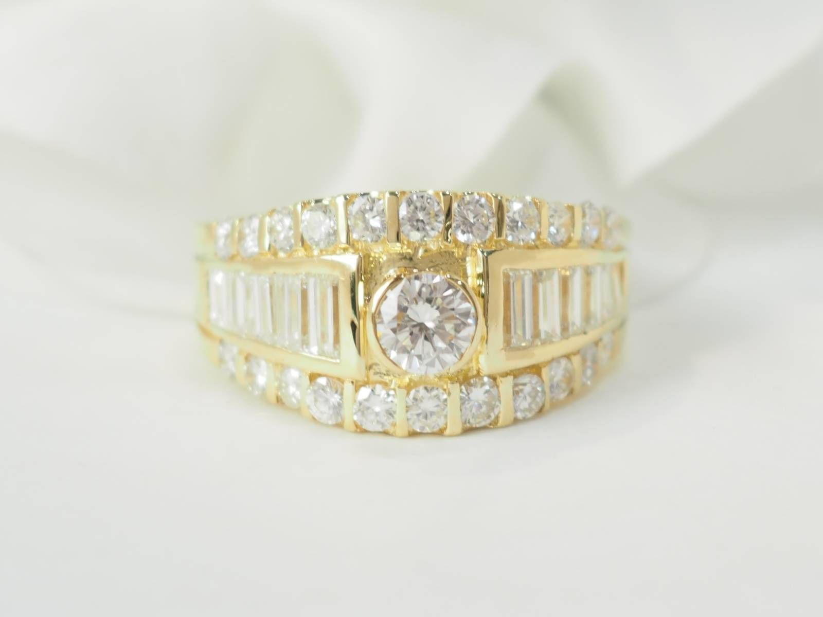 Bague solitaire en or jaune et diamants