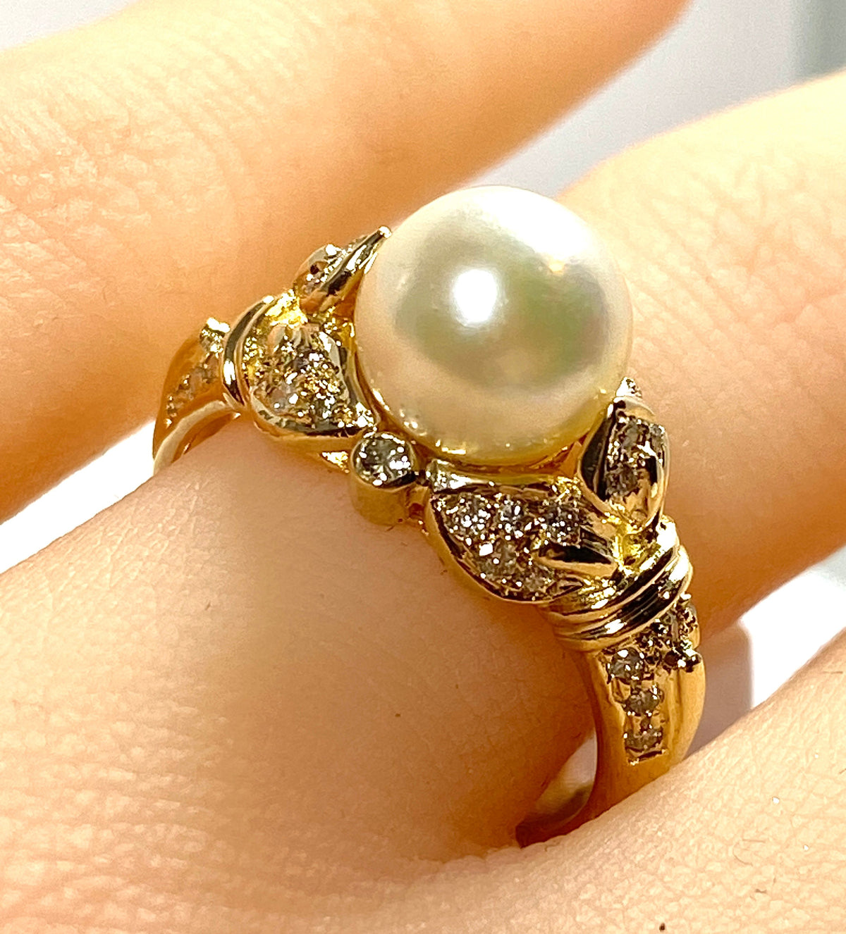 18-carat yellow gold ring, pearl and 38 diamonds.