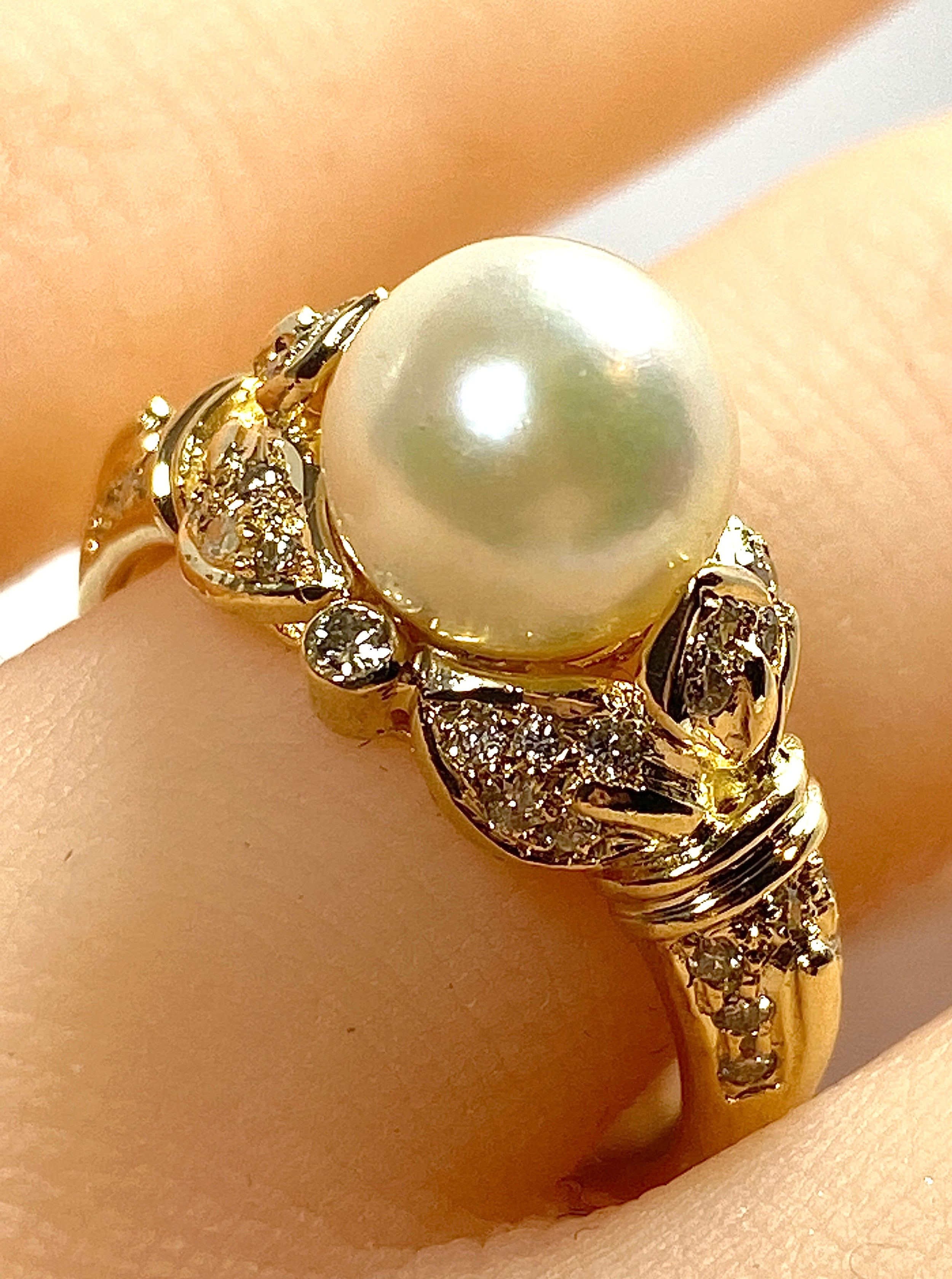 Bague en or jaune 18 carats, perle et 38 diamants.