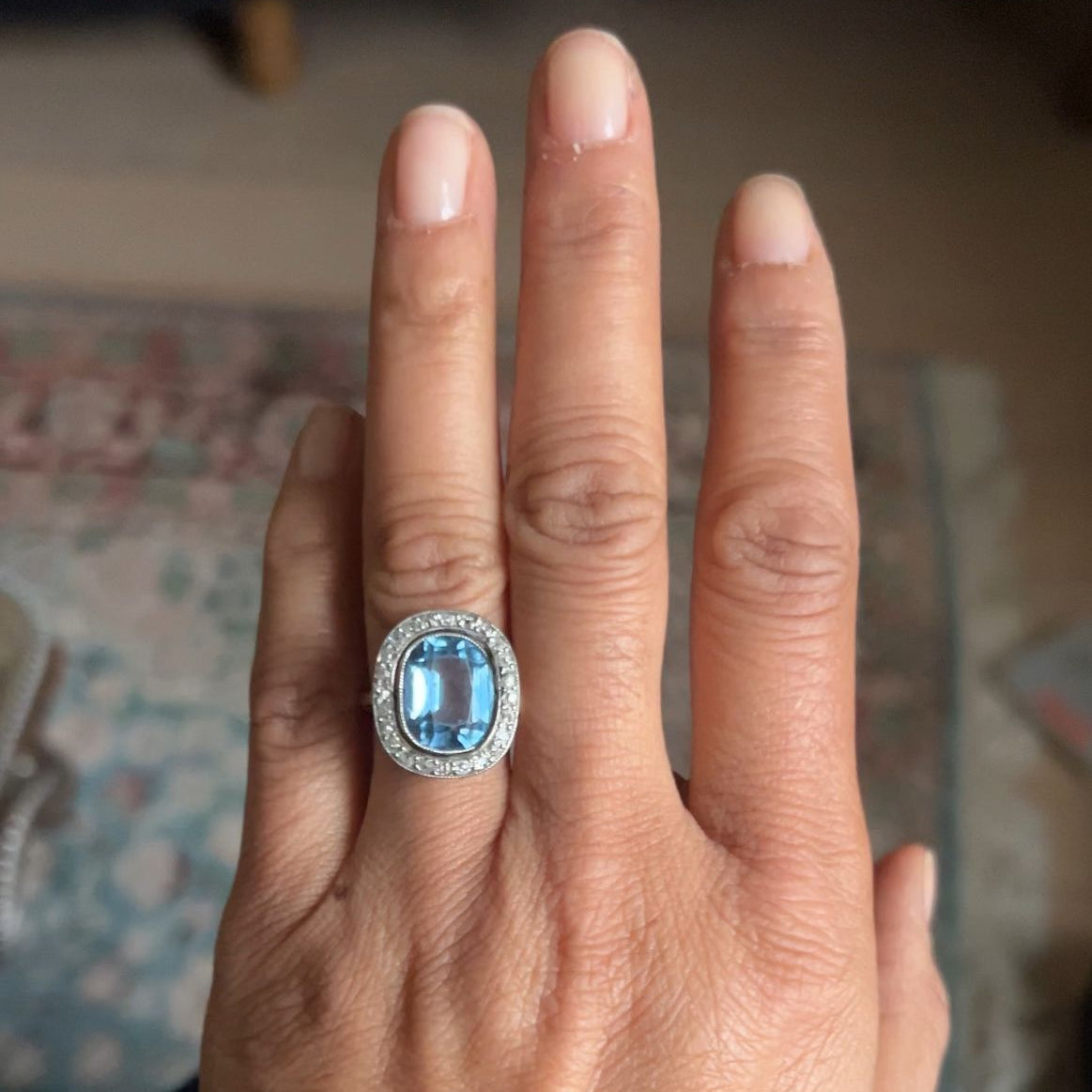 Bague Pompadour en or gris spinelle et diamants