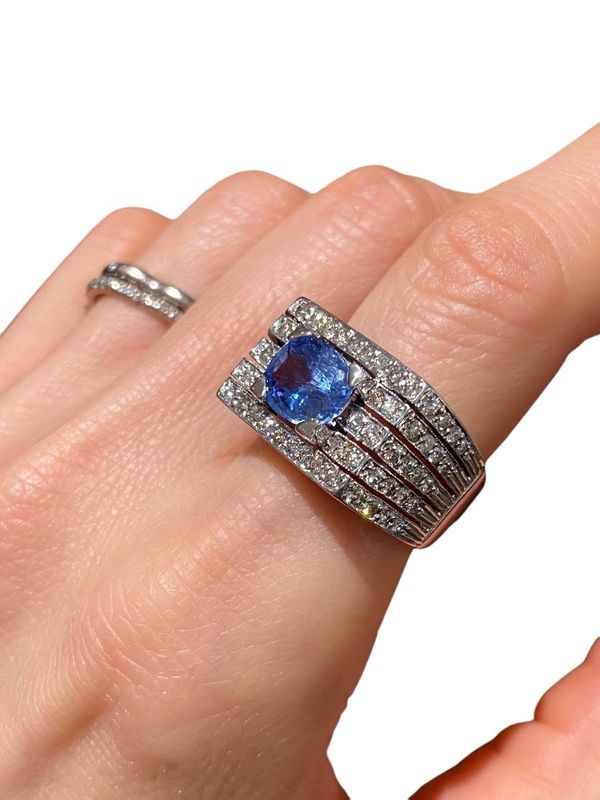 Tank ring in 18k white gold with sapphire and diamonds 