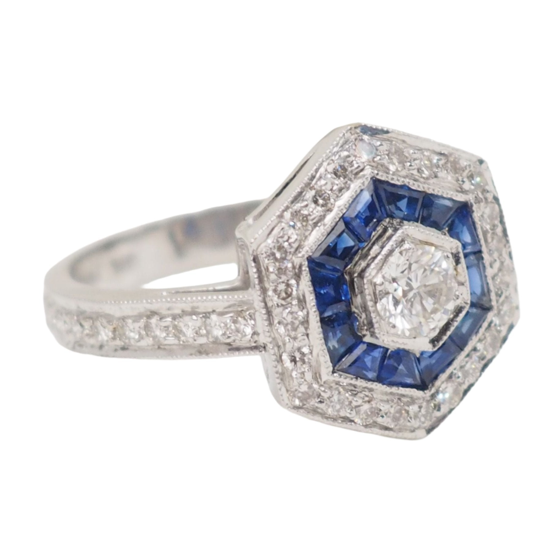 Bague double entourage en or blanc, saphirs et diamants