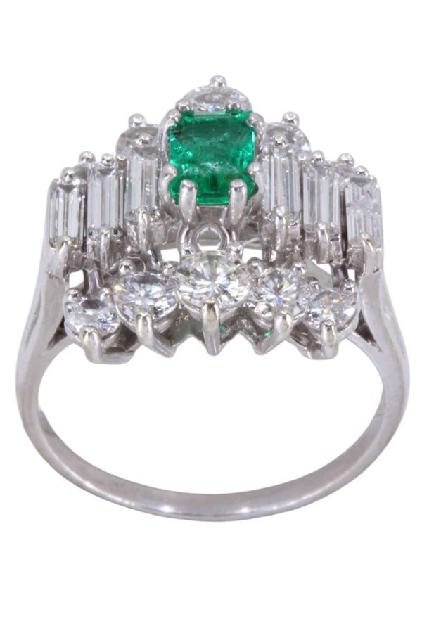 Bague années 50' en or blanc émeraude et diamants
