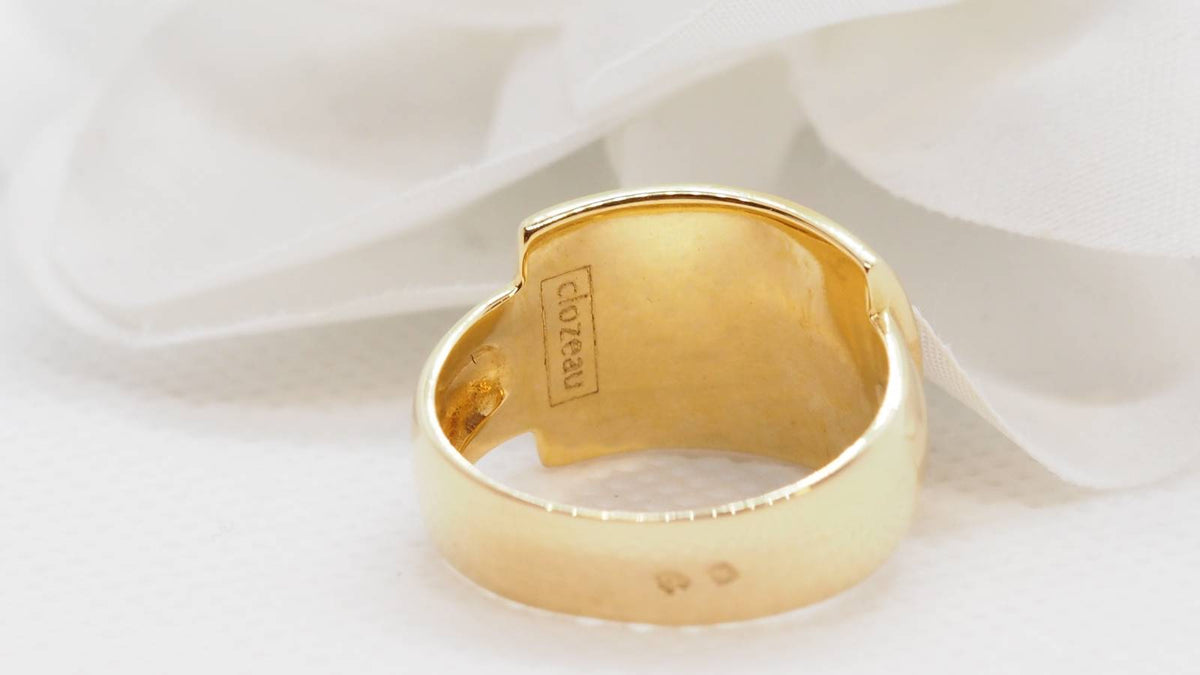Clozeau ring in yellow gold, diamonds and resin