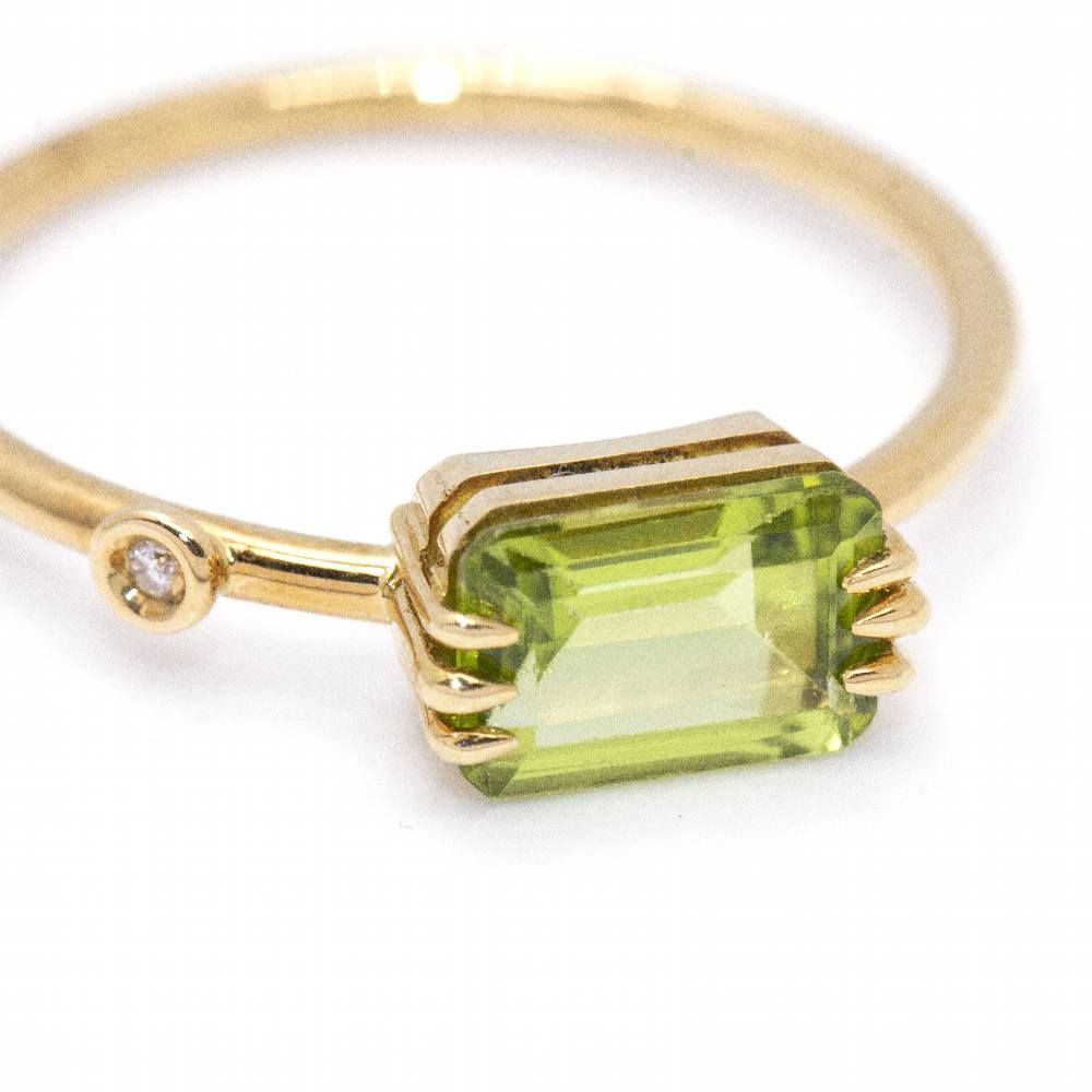 Ring in gold, peridot and diamond