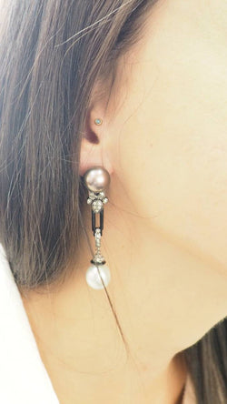 Paire de pendants d'oreilles en or blanc diamants cognacs et perles