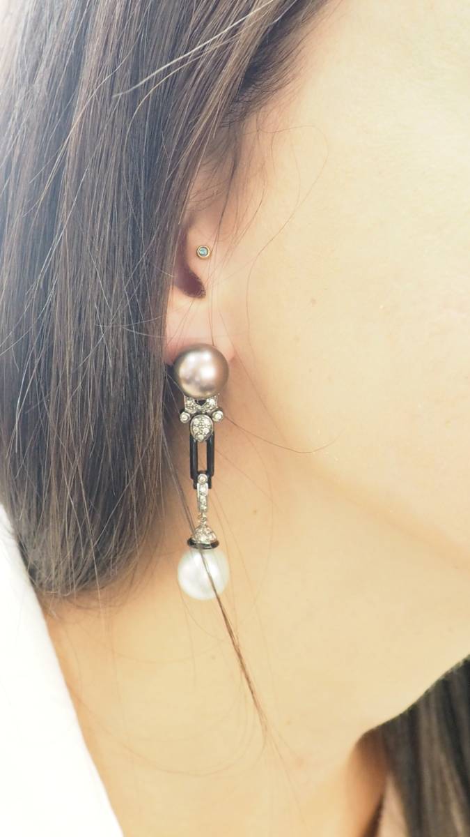 Paire de pendants d'oreilles en or blanc diamants cognacs et perles