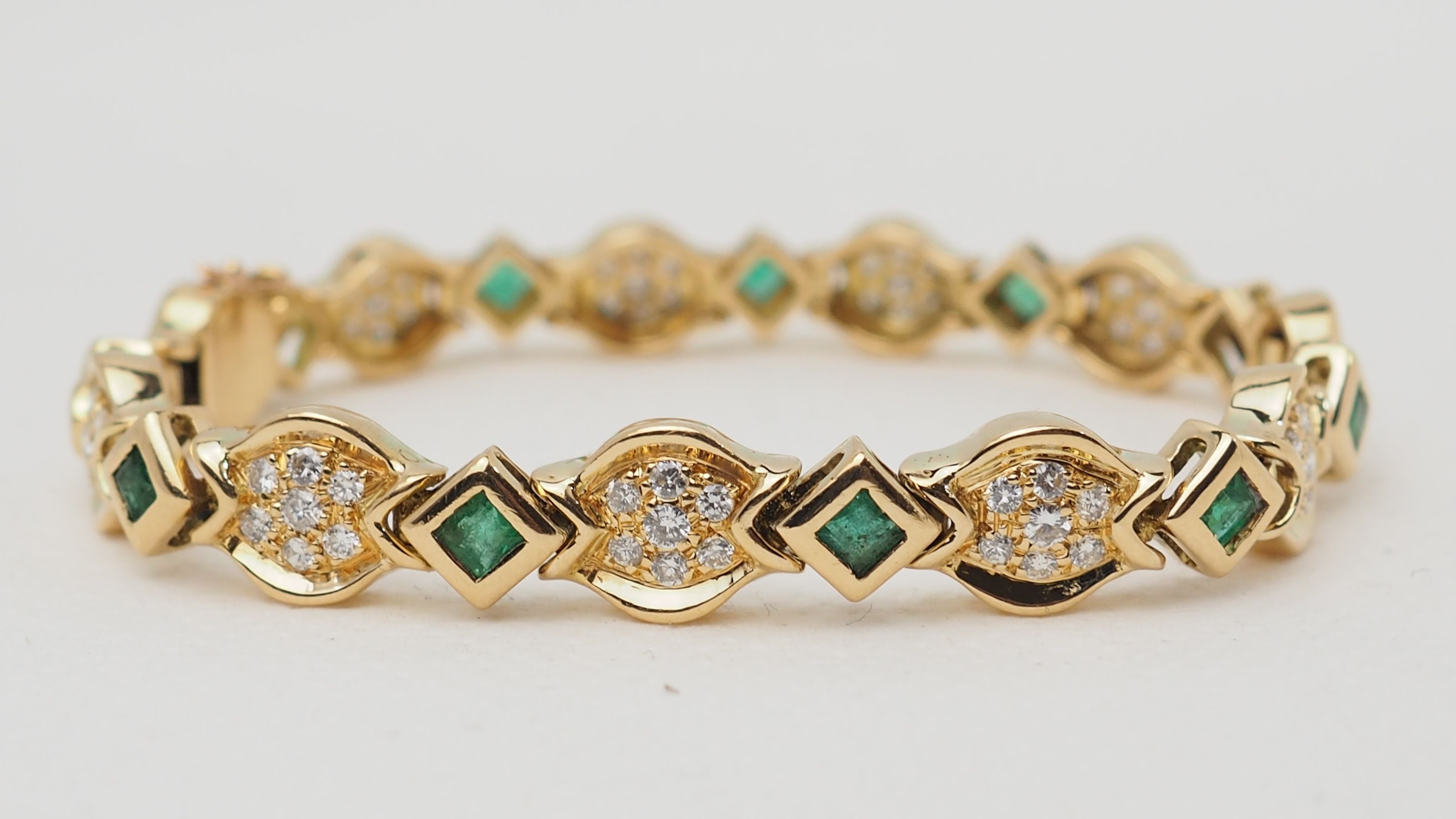 Bracelet en or jaune, émeraudes et diamants