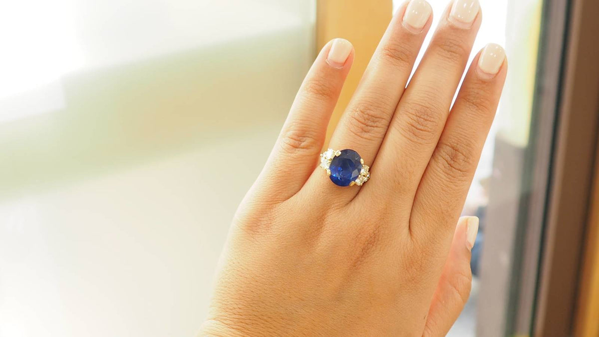 Important ring in yellow gold, Ceylon sapphire and diamonds 