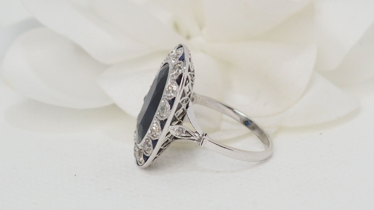 Pompadour ring in platinum, sapphire and diamonds 