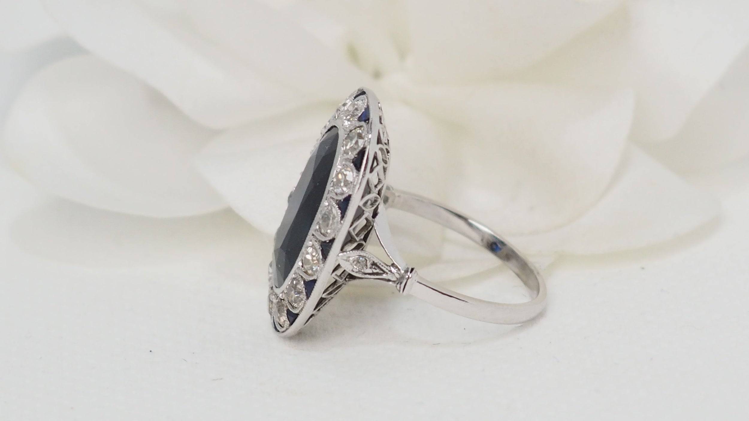 Bague pompadour en platine, saphir et diamants