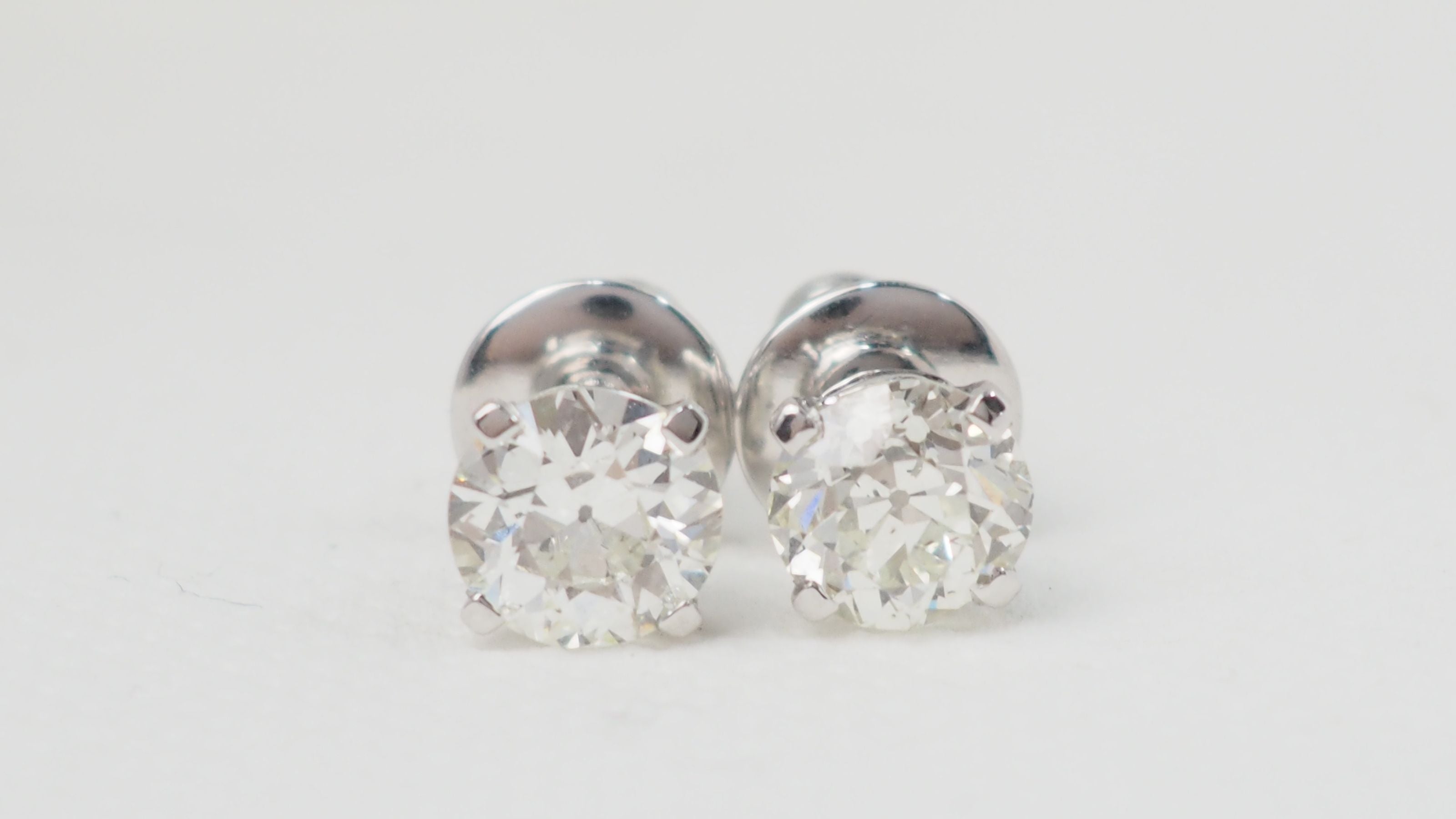 Puces d'oreilles en or blanc et diamants