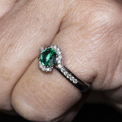 Ring at white gold, emerald and diamonds