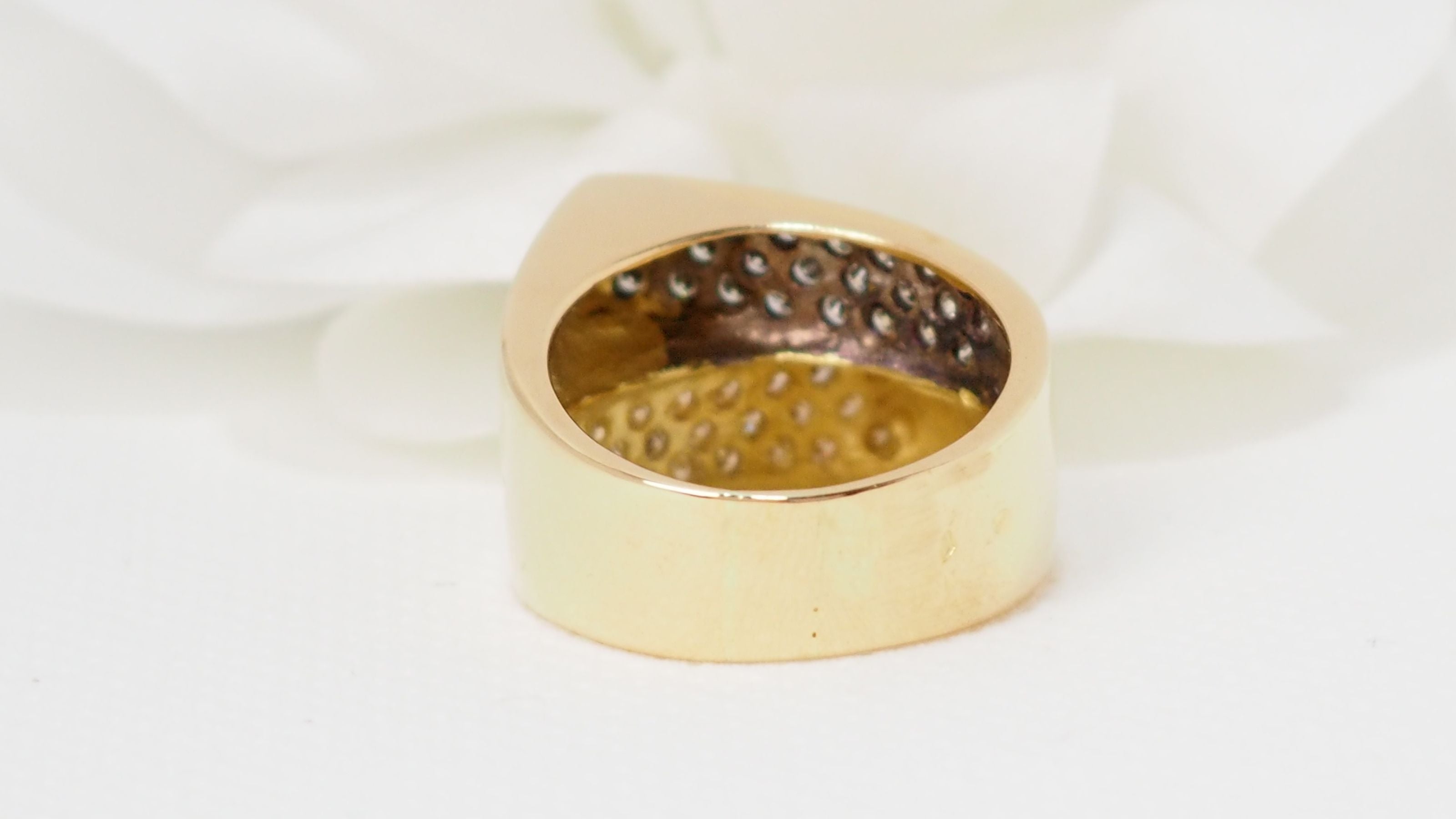 Pavement ring in yellow gold and diamonds