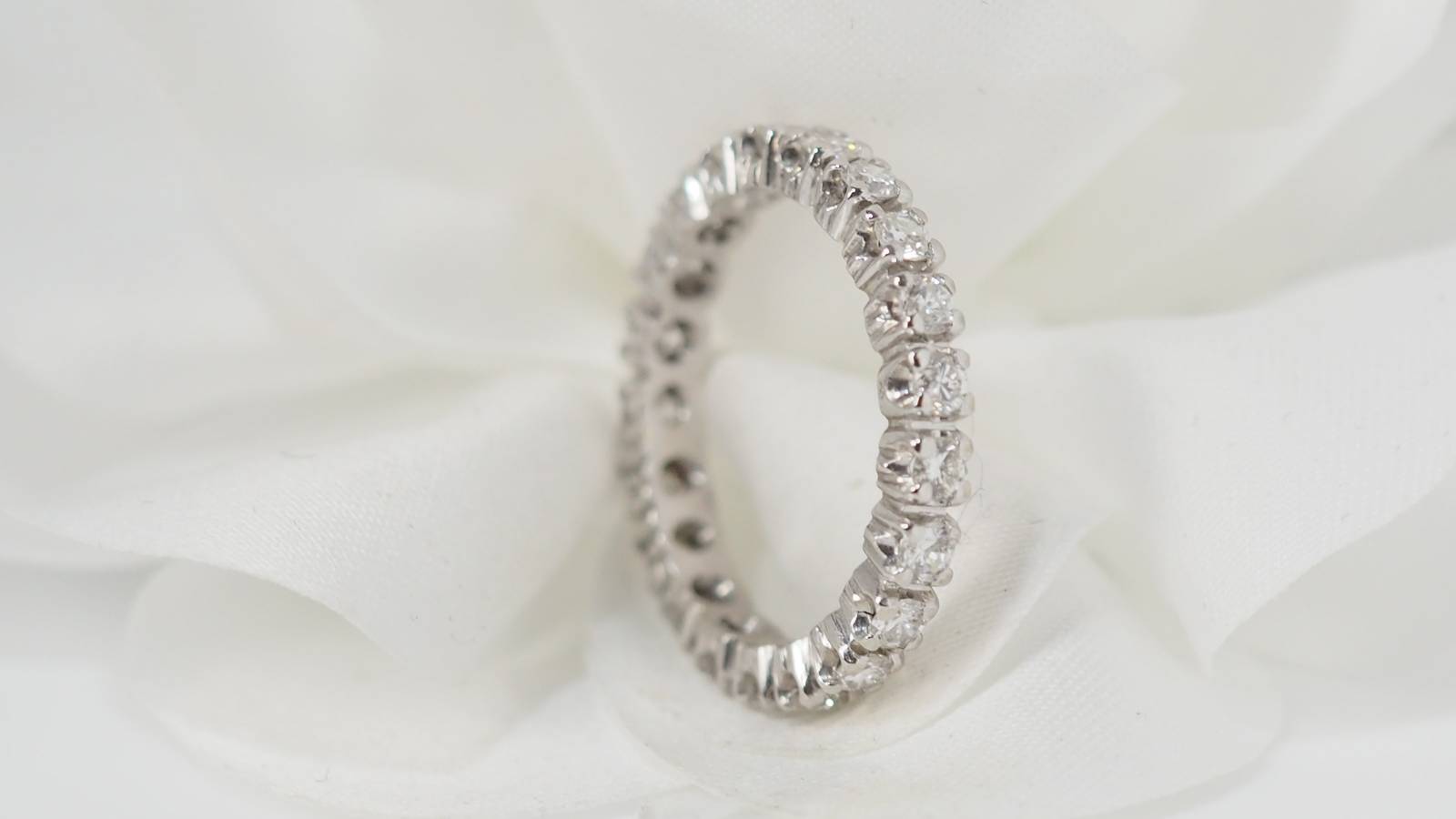 Alliance ring in white gold and diamonds