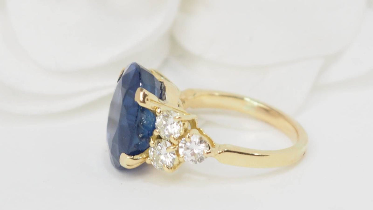 Important ring in yellow gold, Ceylon sapphire and diamonds 