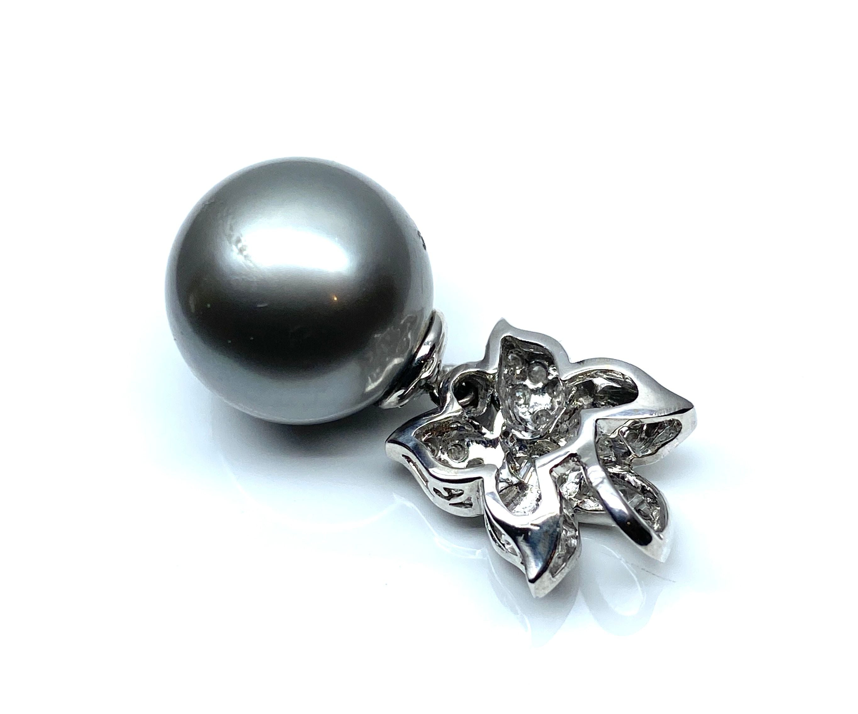 18-carat white gold pendant with Tahitian pearl and diamonds