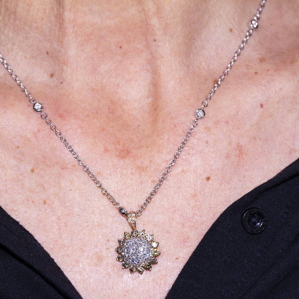 SUNFLOWER necklace in pink gold and diamonds.