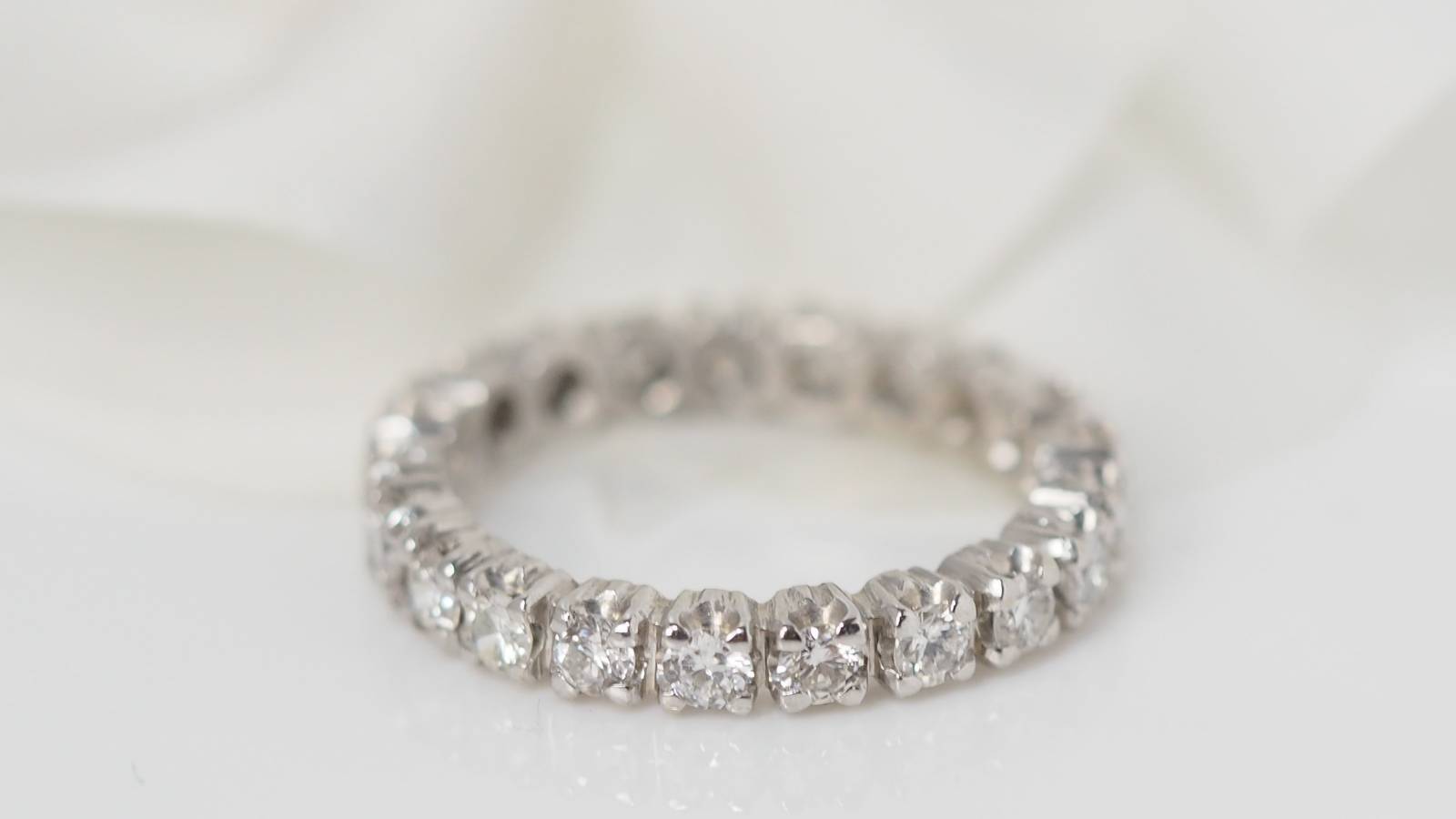 Alliance en or blanc et diamants