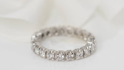 Alliance en or blanc et diamants