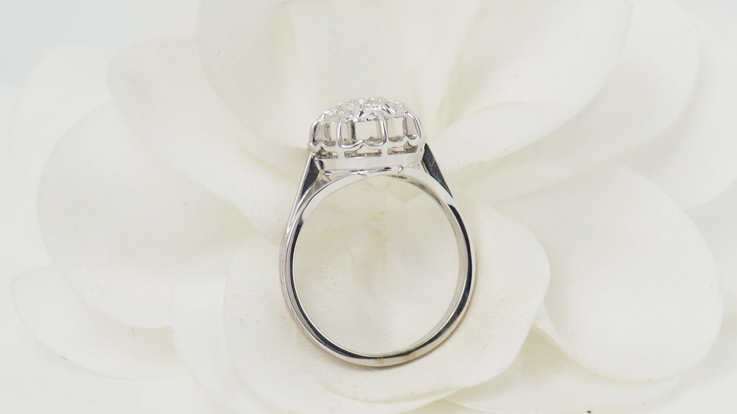 Bague vintage en or blanc et diamants