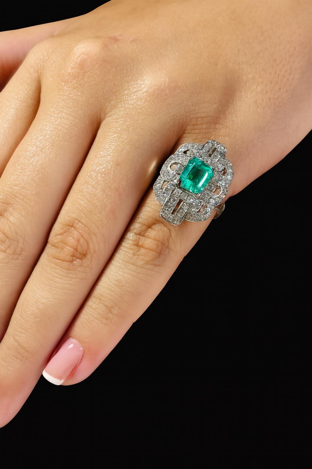 ANILLO VINGATE EN PLATINO CON ESMERALDA Y DIAMANTES