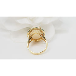 Oval ring in yellow gold, cabochon opal and emeralds 