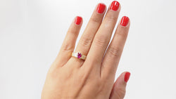 Bague en or jaune, rubis et diamants