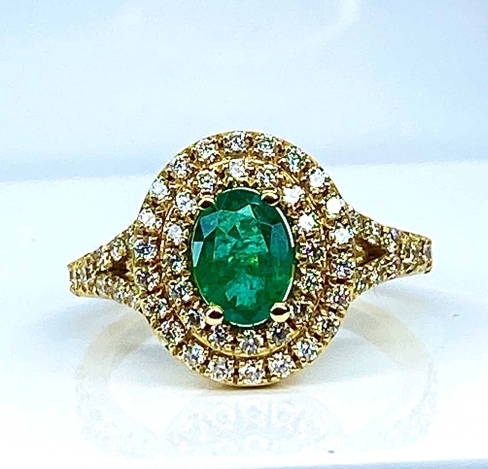 Pompadour ring in yellow gold, emerald and diamonds