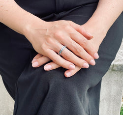 Bague Bandeau BULGARI B.Zero1, en or blanc et topazes bleues