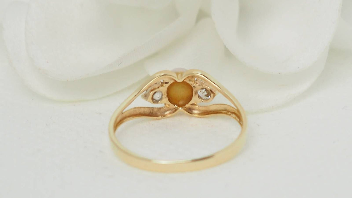 Yellow gold and opal ring