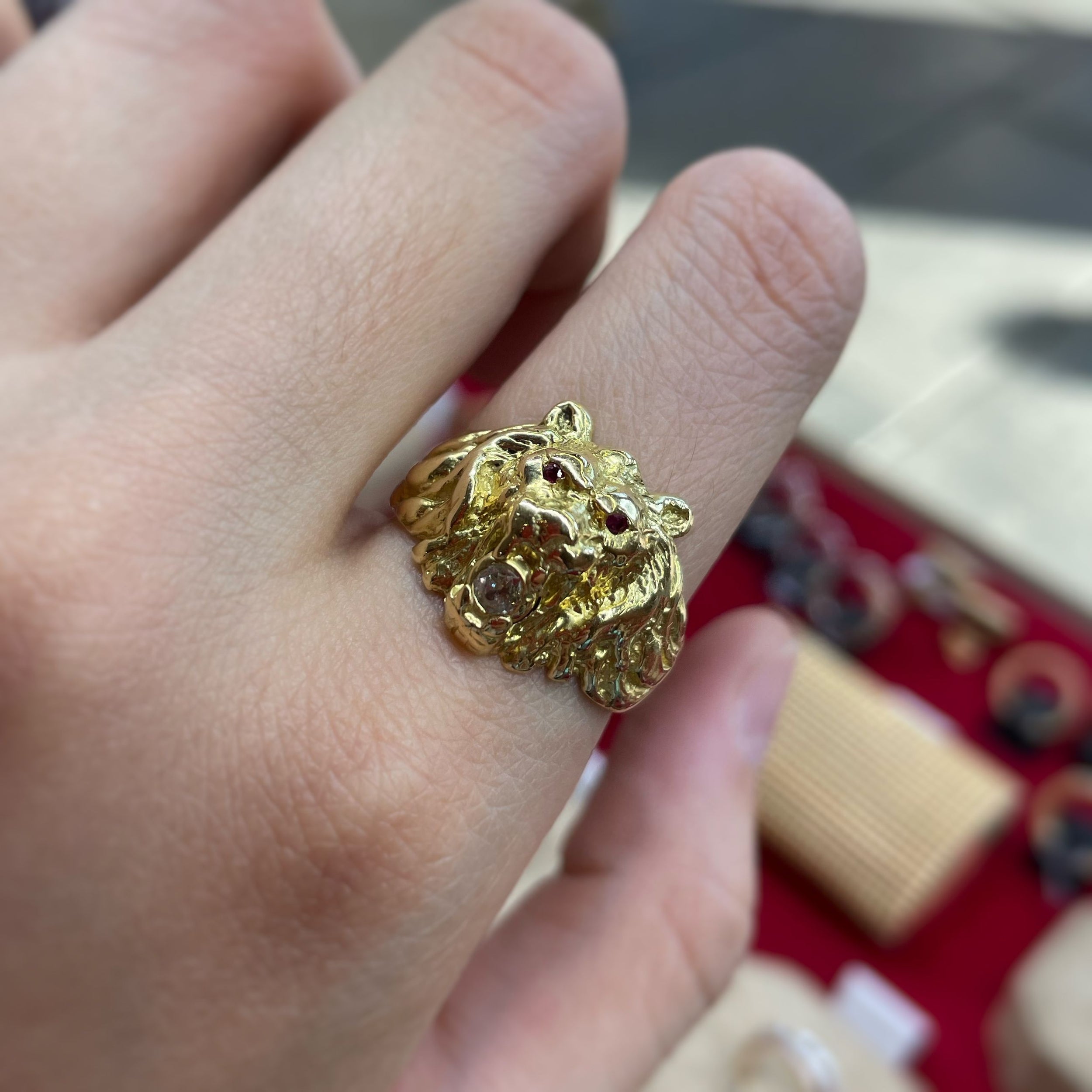 Lion Signet Ring in yellow gold, rubies and diamonds