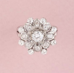 BUCHERER Bague florale en or blanc et diamants
