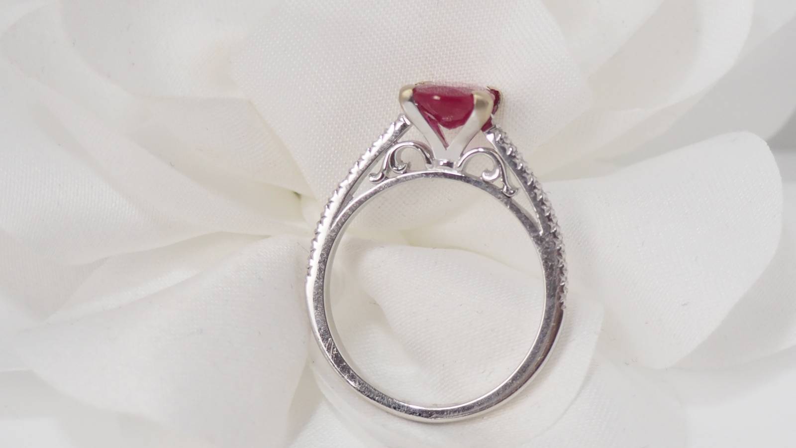 White gold, ruby ​​and diamond ring 