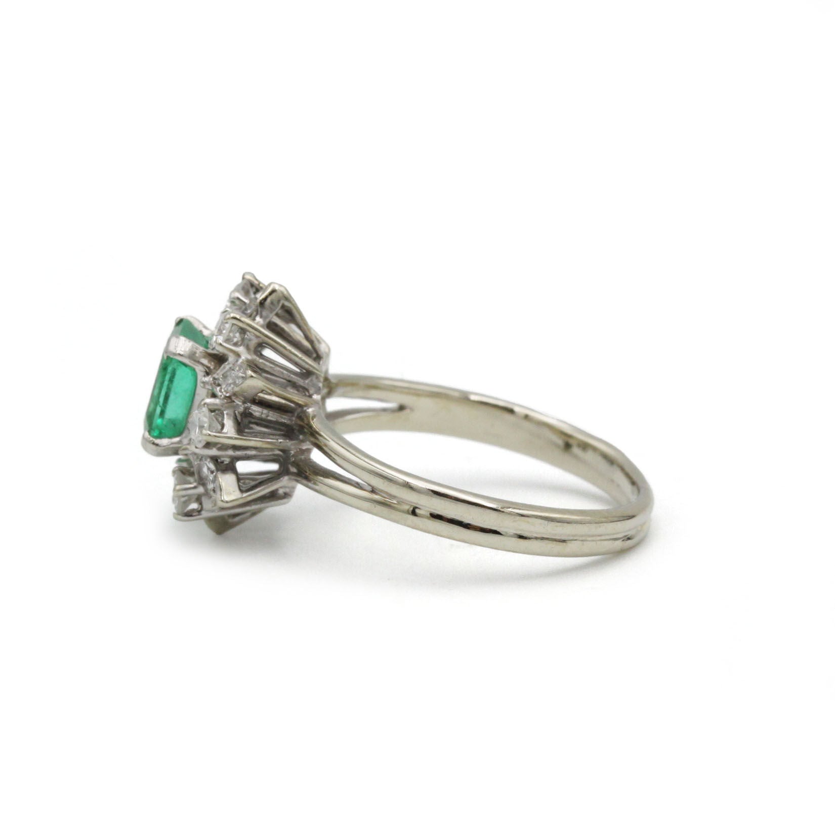 Ring Marguerite in white gold, paltinium, emerald and diamonds.