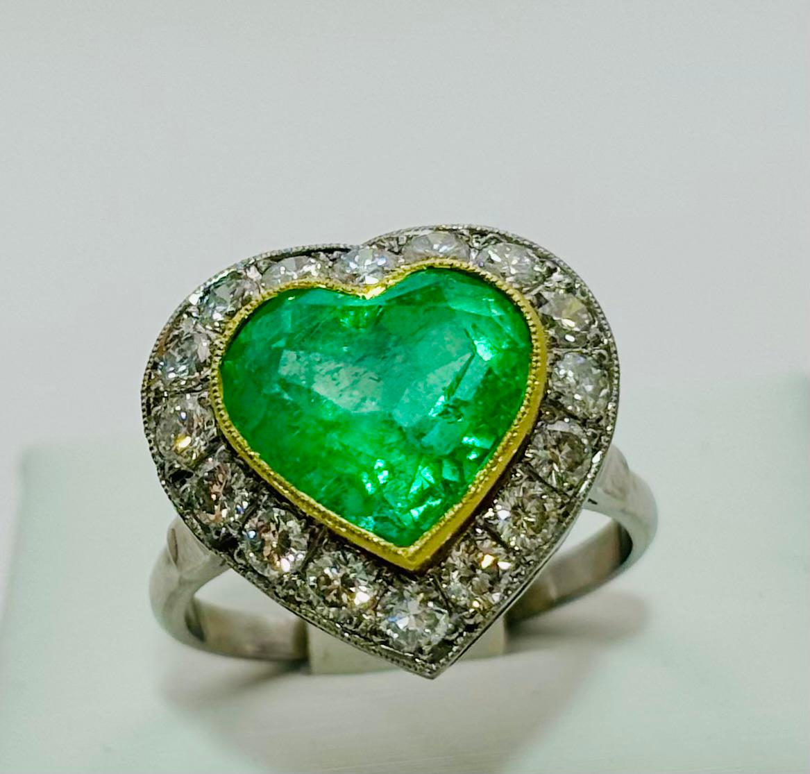 ANILLO IN PLATINUM AND GOLD WITH AN ESMERALDA AND DIAMONDS 