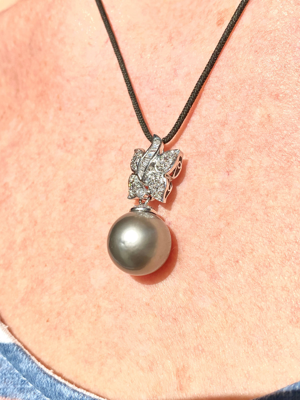 18-carat white gold pendant with Tahitian pearl and diamonds